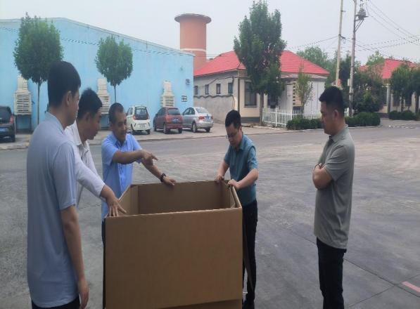 李總協(xié)同供應部、青島合興包裝廠進行現(xiàn)場研究探討